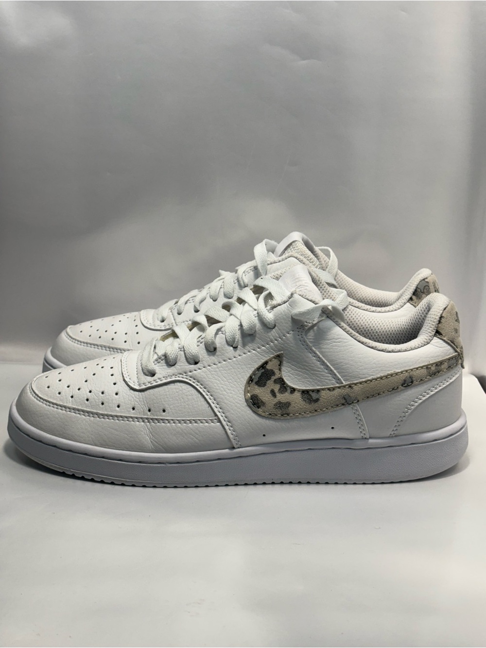 Nike Women’s Size 7 Court Vision Low White Sneakers Leopard Swoosh FJ5437-133 - Picture 7 of 11